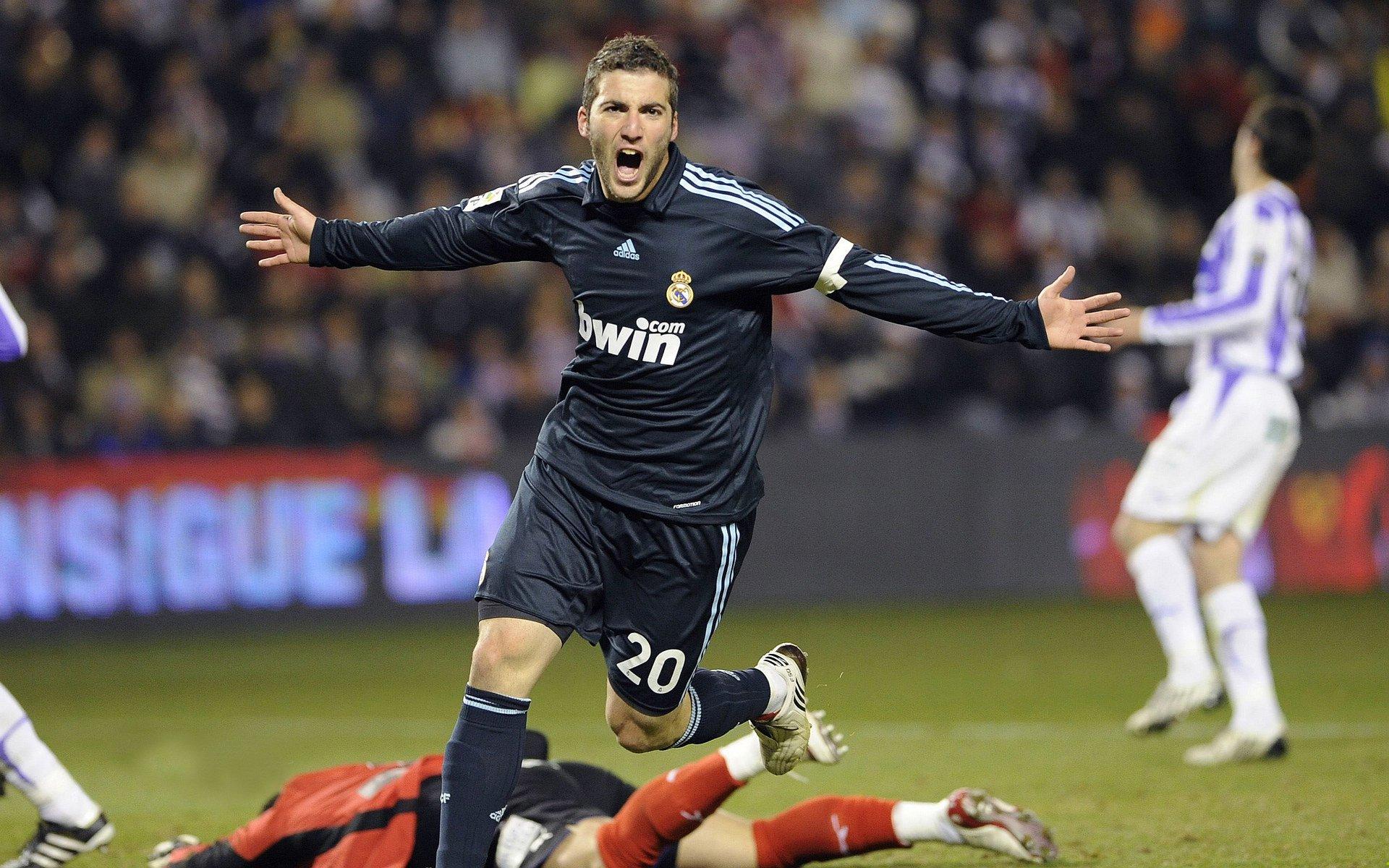 英超联赛激战正酣，曼城逆转利物浦登顶积分榜