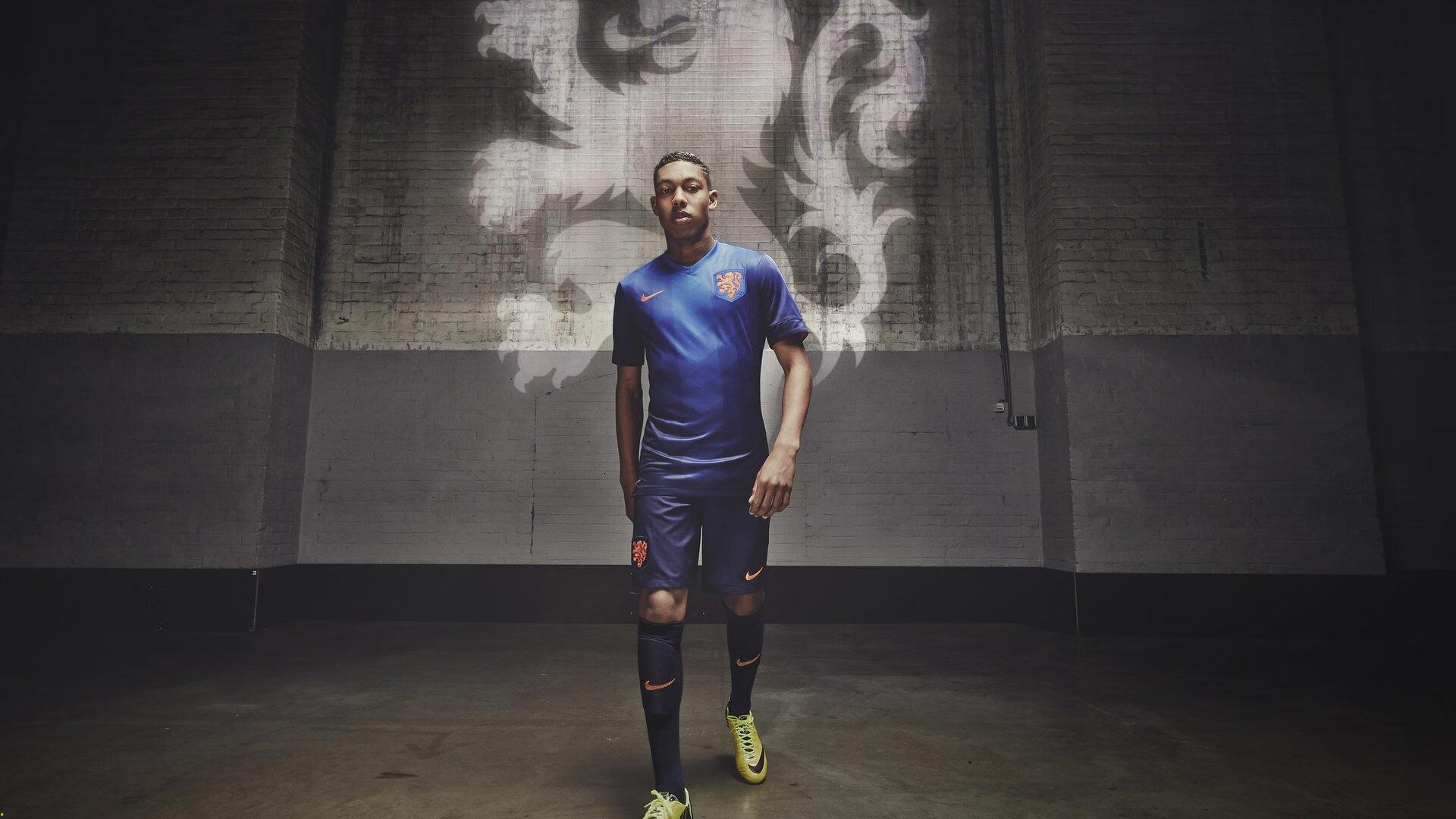 英超联赛激战正酣，曼城逆转利物浦登顶积分榜