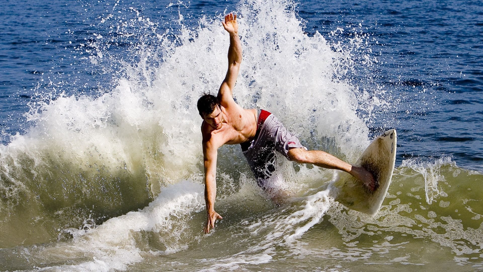 蝶泳名将再破世界纪录,泳坛新星闪耀国际赛场